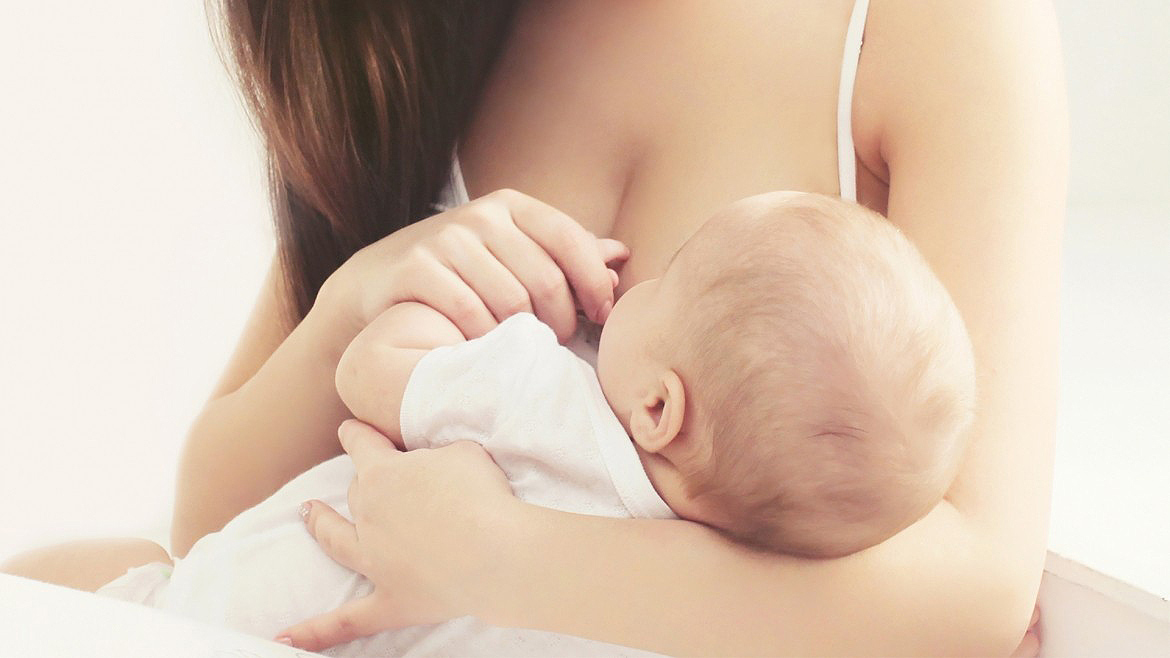 Почему ребенок плачет во время кормления грудью